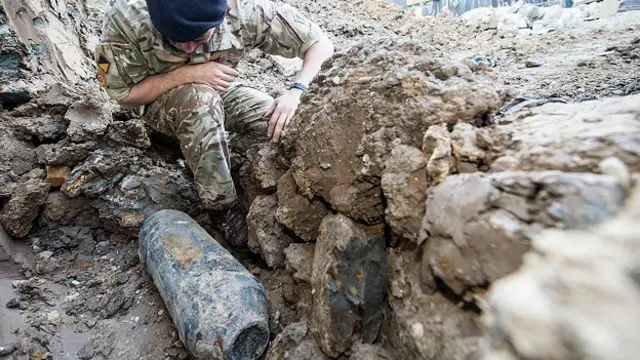 2015 год. Британский военный и бомба, найденная в районе Уэмбли