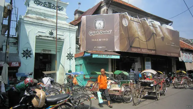 Salah-satu pintu masuk menuju Masjid Ampel, Surabaya. Di kawasan Ampel ini, sebagian warga keturunan Arab tinggal selama lebih dari 200 tahun.