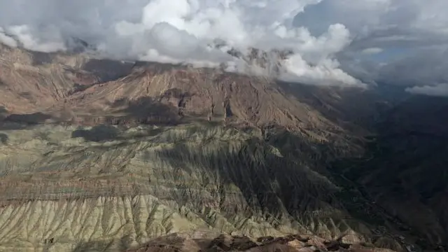 د زلزلې مرکز د افغانستان بدخشان ولایت له مرکز فیض آباد نه ۷۰ کیلومتره لیرې د هندوکوش د غرونو لړۍ ښوول شوې