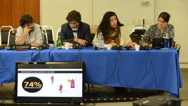 Júlia Lima e Paula Martins (à esq.), da ONG Artigo 19, apresentam denúncia contra Estado brasileiro na Comissão Interamericanajogar freecell onlineDireitos Humanos