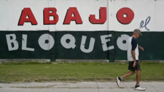 Un cartel contra el embargo en Cuba