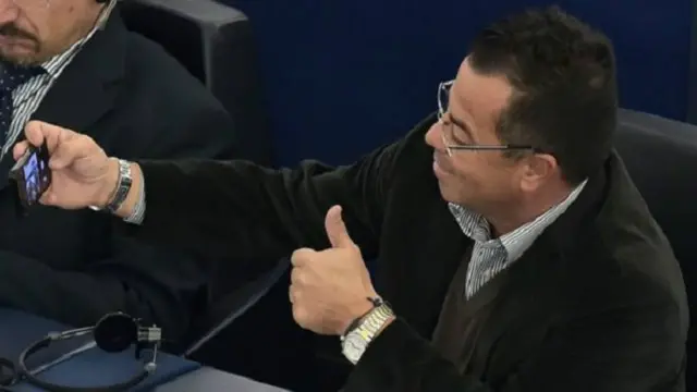 يحق للنائبين التصويت في البرلمان رغم قرار تعليق نشاطهما 