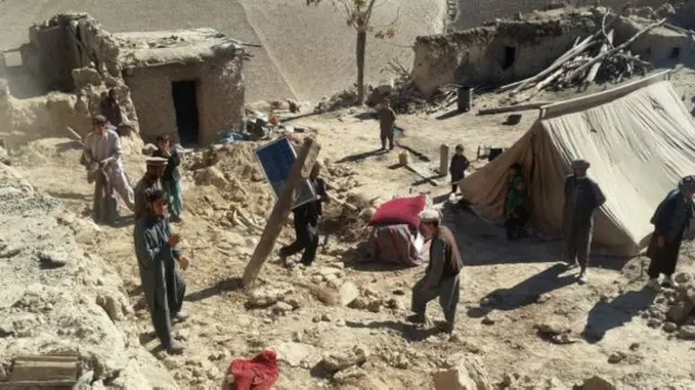 د تېر اکتوبر زوروې زلزلې افغانستان کې تر اوو زرو ډېر کورونه بشپړ ویجاړ کړل