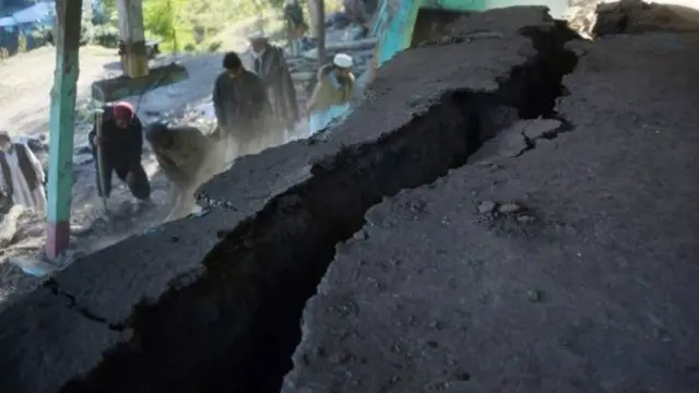 پاکستان کې د بېړنیو مرستو ادارې ویاند اصف فاروقي بي بي سي ته ویلي، چې لا هم داسې یو شمېر سیمې شته، چې حکومتي مرستندویه کارکونکي نه دي ور رسیدلي. 