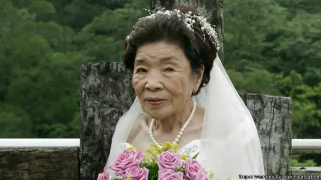 本名陳桃的小桃阿嬤生前參加婦援會舉辦的婚紗圓夢計畫。