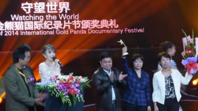 導演吳秀菁（右二）與製作人康淑華（右一）2014在四川電視節金熊貓國際紀錄片領獎。