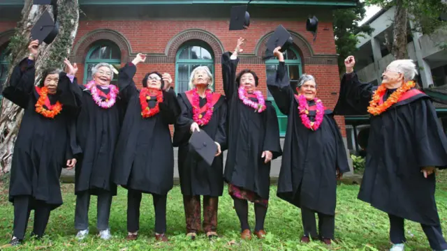 阿嬤們圓一個「畢業的夢」。