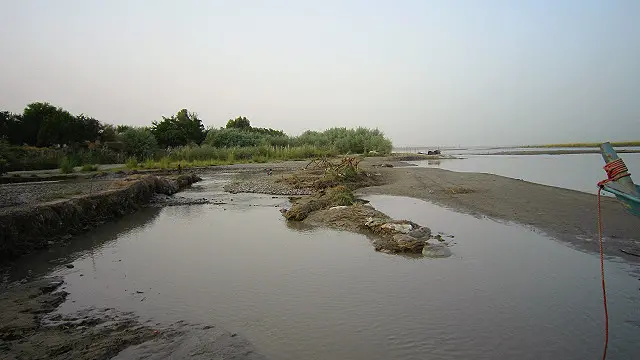 درقد ولسوالي د آمو سيند کې د يوه ټاپو په شکل پرته ده چې د شمال له لوري له تاجکستان سره ګډه پوله لري.