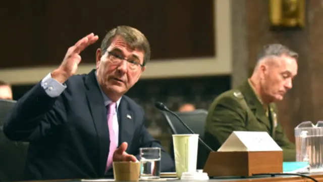 کارتر (چپ) همراه دانفورد تغییر در رویکرد نظامی آمریکا در عراق و سوریه را عنوان کرد