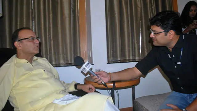 बीबीसी संवाददाता नीतिन श्रीवास्तव से बात करते केंद्रीय वित्त मंत्री अरुण जेटली.