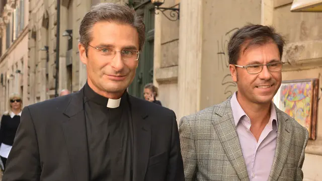 کشیش هارامسا اخیرا در نشستی خبری در رم اعلام کرد که همجنسگرا است