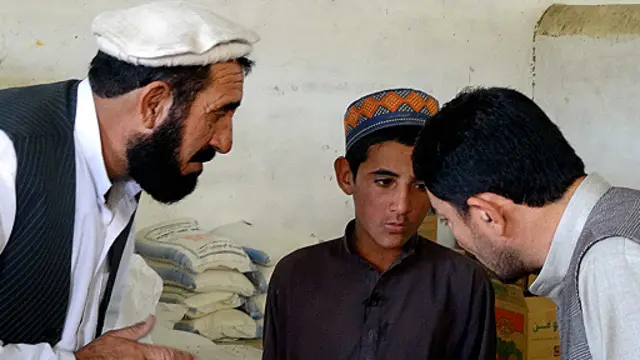 حاجی غالب (چپ) کودکی را نوازش کرد که چندی پیش پدرش را اعضای داعش با انفجار بمب در زیر پایش، کشتند