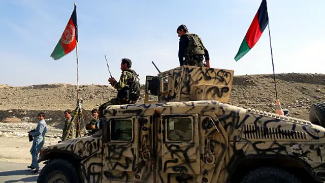 فاصله سنگرهای نیروهای افغان تا مواضع داعش در حدی است که با دوربین‌های ساده دیده می‌شود