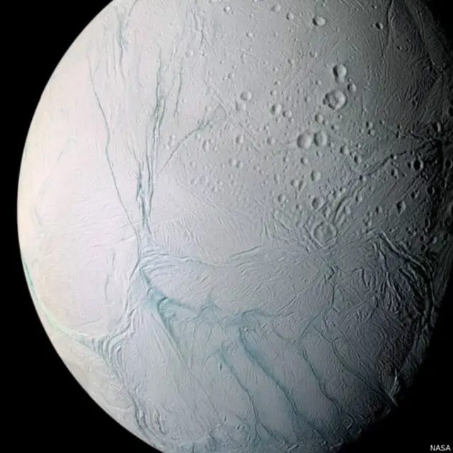 Лед в районе южного полюса изборожден глубокими трещинами, через которые периодически выбрасываются гейзеры ледяной пыли