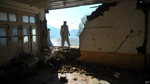 وزیر اعظم نواز شریف نے آج پشاور اور چترال کا دورہ کیا ہے جہاں انھوں نے متاثرین کے لیے امداد کے اعلانات کیے ہیں