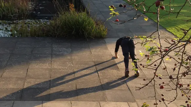 Мужчина занимается йогой в парке