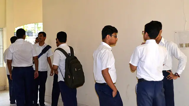 স্কুল শিক্ষার্থীদের মাঝে ইন্টারনেেটর ব্যবহার দিন দিন বাড়ছে (ফাইল ছবি)