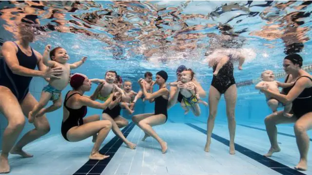 Mujeres con bebés en una piscina