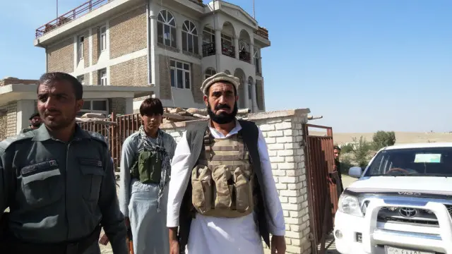 ولسوال د جګړو له امله د راکډه شویو پالنه تر جګړې ګټلو هم مهمه ګڼله