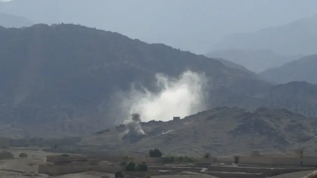 د افغان ځواکونو او داعش وسلوالو مورچلونه له یو بله نه دومره لرې نه دي، دواړ لورو ته د زندان پخواني ملګري دجګړې مشري کوي