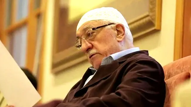 تنادي حركة "خدمة" التي يتزعمها غولن بالإسلام الاجتماعي الحداثي لكن الحكومة تقول إنها تسعى لتأسيس دولة موازية داخل تركيا