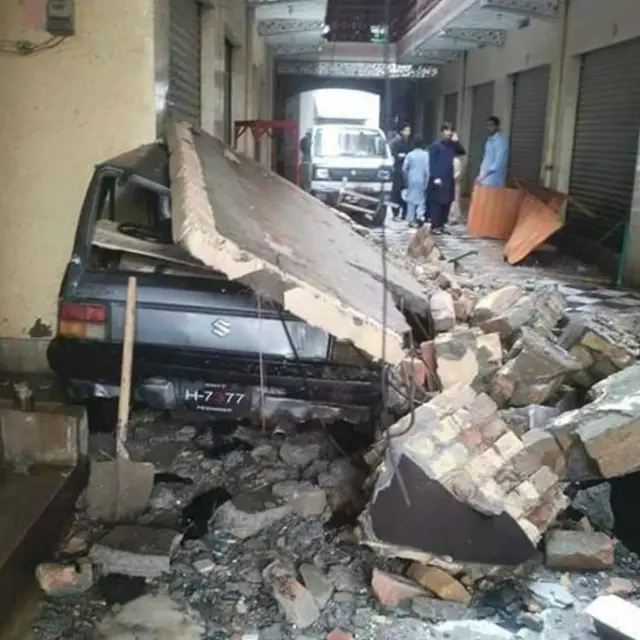 یہ تصویر مختلف افراد نے سوشل میڈیا پر شیئر بھی کی اور بھجوائی بھی مگر یہ واضح نہیں ہو سکا کہ یہ پشاور میں کس جگہ کی ہے یا کسی اور شہری کی۔