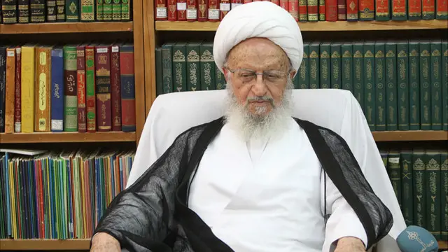 آیتالله ناصر مکارم شیرازی از مراجع تقلید شیعیان در قم است
