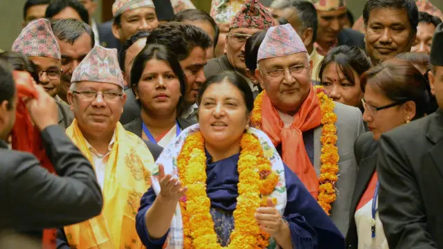 比迪婭·班達裏（中）是尼泊爾已故左翼政治領袖馬丹·班達裏的遺孀，曾任國防部長，致力推動女權。