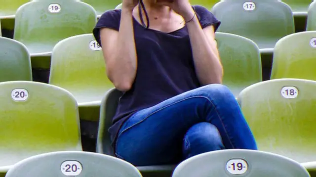 Una mujer con las piernas cruzadas