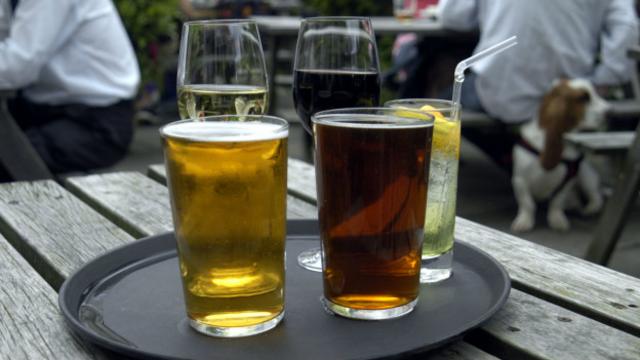 Taça de vinho e 'pint' de cerveja possuem quase o mesmo teor alcoólico
