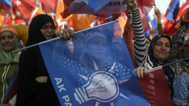 صدر اردوغان کی 13 برس سے برسراقتدار جماعت اے کے پارٹی سب سے زیادہ اپنی معاشی کامیابیوں کا ہی ذکر کرتی رہی ہے