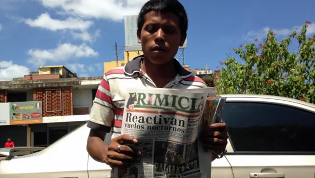 Joven vende periódico