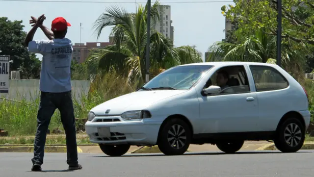 Ciudadano ayuda con el tránsito