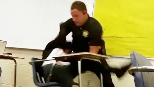 Imagen del momento en el que el agente Fields se enfrenta a la estudiante