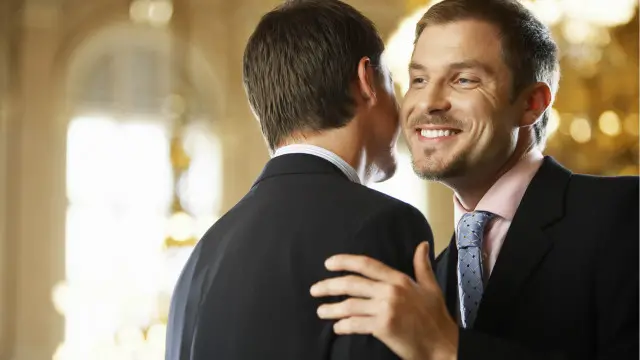 Dos hombres saludándose