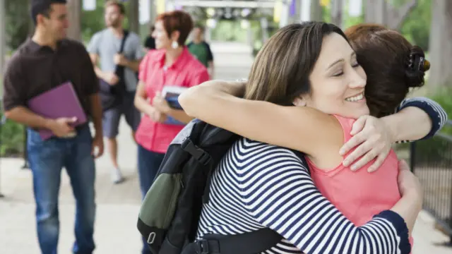 Un saludo como éste por lo general está asociado a cercanía o vínculo emocional.