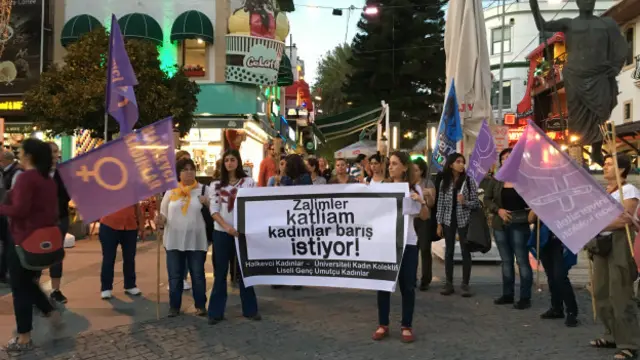 Antalya çarşısında Ankara saldırısını protesto edenlerden Serpil Evcim'in oyu, ülkeye barış ve huzur getireceğini söylediği HDP'ye.