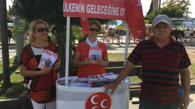 MHP standındaki Mehmet Göktaş, "AKP'nin ötekileştiren politikasına tepki olarak, parti düşsün diye HDP'ye oy verildi. Onlar geri dönecek" diyor.