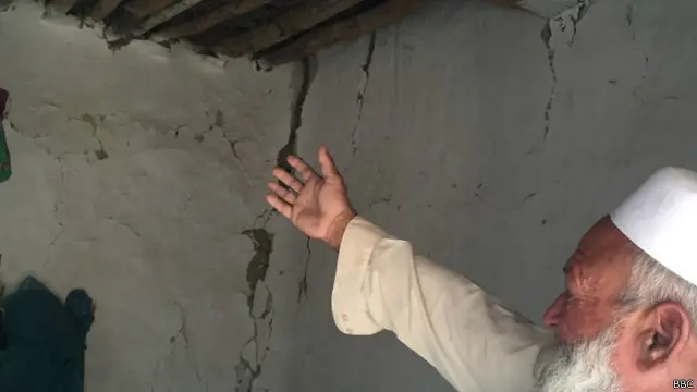 گاؤں کے تقریباً ڈھائی سوگھر مکمل طور پر تباہ ہوچکے ہیں جبکہ باقی ماندہ بیشتر مکانات میں دراڑیں پڑ چکی ہیں