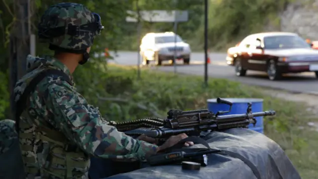 La Secretaría de Marina niega los supuestos abusos.