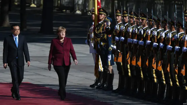 中德经贸往来日趋密切，但德国的安全形势对两国人员交流造成负面影响。图为德国总理默克尔访问中国，默克尔是访问中国最多的欧盟国家领导人。