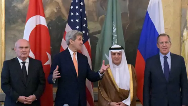 از راست به چپ: وزیران خارجه روسیه، عربستان، آمریکا و ترکیه در جلسه مشورتی درباره سوریه - کری اجلاس وین را فرصتی مناسب دانسته است
