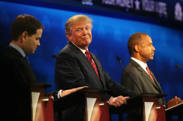 Ông Donald Trump (giữa) bị các đối thủ công kích vì kế hoạch trục xuất người nhập cư bất hợp pháp