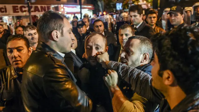 Öarşamba günü akşam saatlerinde Koza İpek medya grubu binası önünde bekleyen gazeteciler polis müdahalesiyle dağıtıldı.