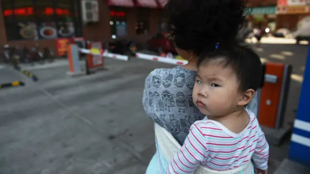 Una mujer con su bebé
