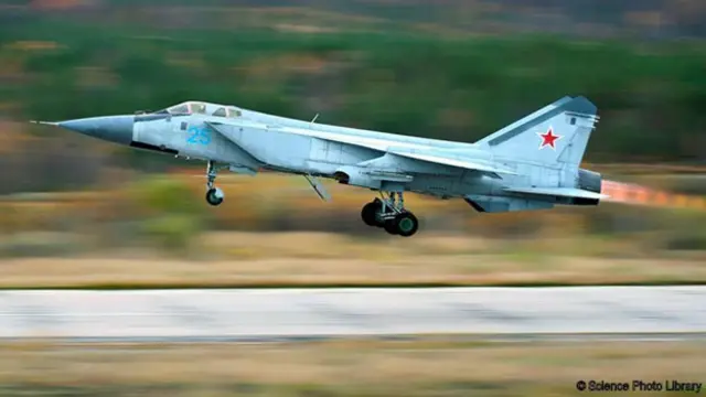 米格-25被米格-31取代；作为贝尔雅科夫最后的几款设计之一，它至今仍在俄罗斯空军的一线服役。(图片来源：Science Photo Library) 