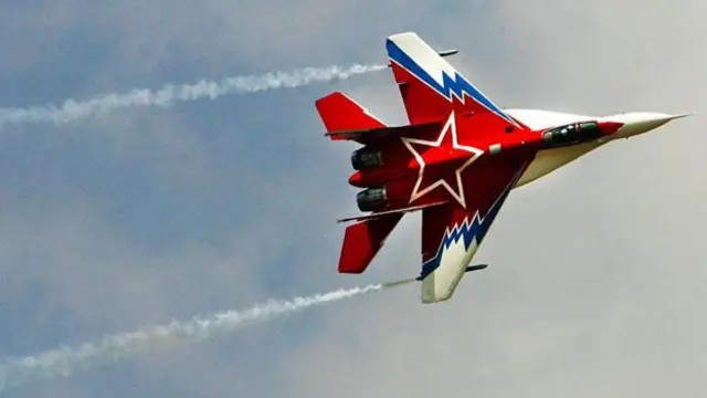  贝尔雅科夫的米格-29已经成为航展的宠儿；它强壮而灵活，发动机性能也非常强大，因而可以做出多数战斗机都难以企及的特技飞行动作。(图片来源：Getty Images)