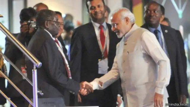 ஜிம்பாப்வே அதிபர் முகாபேயுடன் இந்தியப் பிரதமர் நரேந்திர மோடி