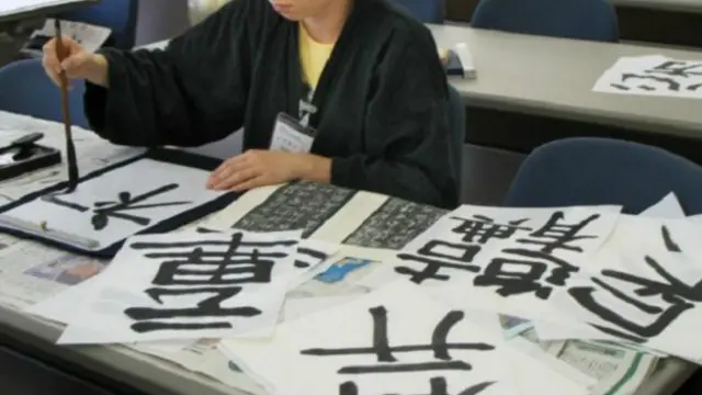 طلبہ اکثر ہات سے لکھائی کی مشق کرتے ہیں اور چینی زبان میں بار بار کئی لائنیں لکھتہے ہیں