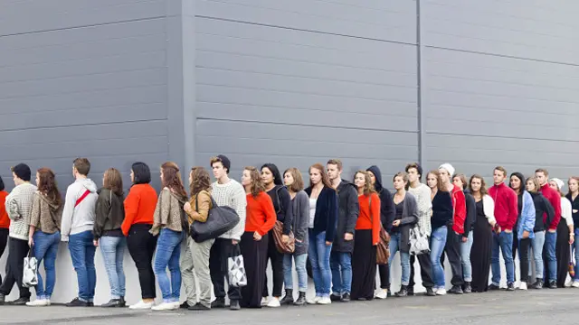 Молодые люди в длинной очереди